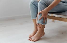 أهم أسباب تنميل الرجل وعلاجها: دليل شامل لفهم الحالة وطرق التعامل معها